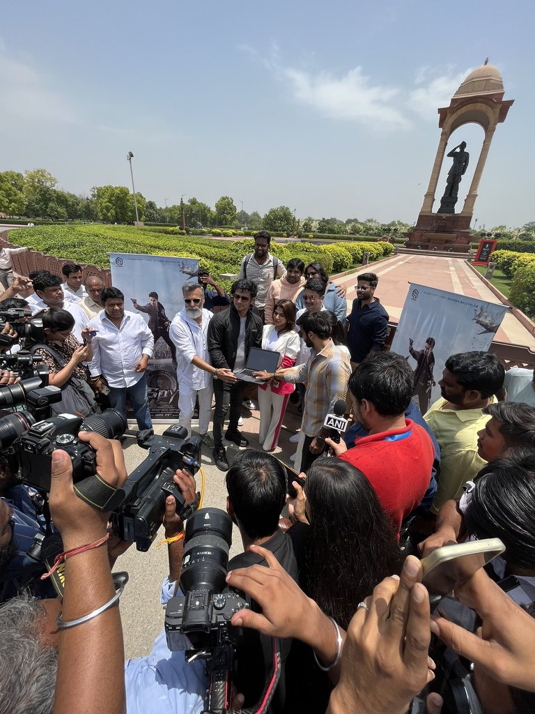 actor_Nikhil's tweet photo. HONOUR to have Launched the #SPY movie  Teaser at the NETAJI Subhas Chandra Bose Statue at Kartavyapath today... 
Teaser out online at 5:04 Pm today in all Major Languages 💥 

#IndiasBestKeptSecret #SpyTeaser 
@Ishmenon @Garrybh88 @AbhinavGomatam @tejuppalapati #EDEntertainments @NiitinMehta