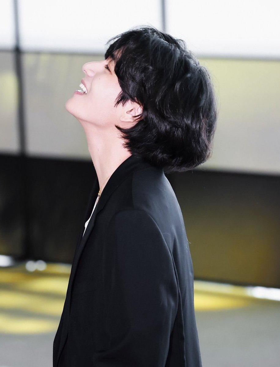 Iam_kths_'s tweet photo. This pic looking like a portrait 😍
Taehyung has the prettiest smile and side profile 💜 https://t.co/ZlXEFBTt89