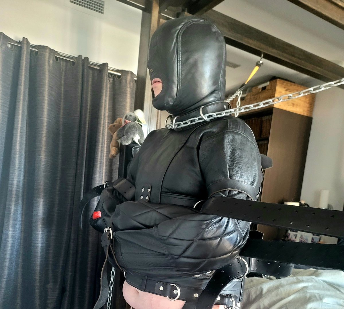 LemonStrapped's tweet photo. For the past few months, I've been working non-stop. It was so refreshing and euphoric to just stop and be "forced" to slow down.
#leatherbondage #straitjacket #bdsm #therapy #nowhere2go https://t.co/rqXOcHctOJ