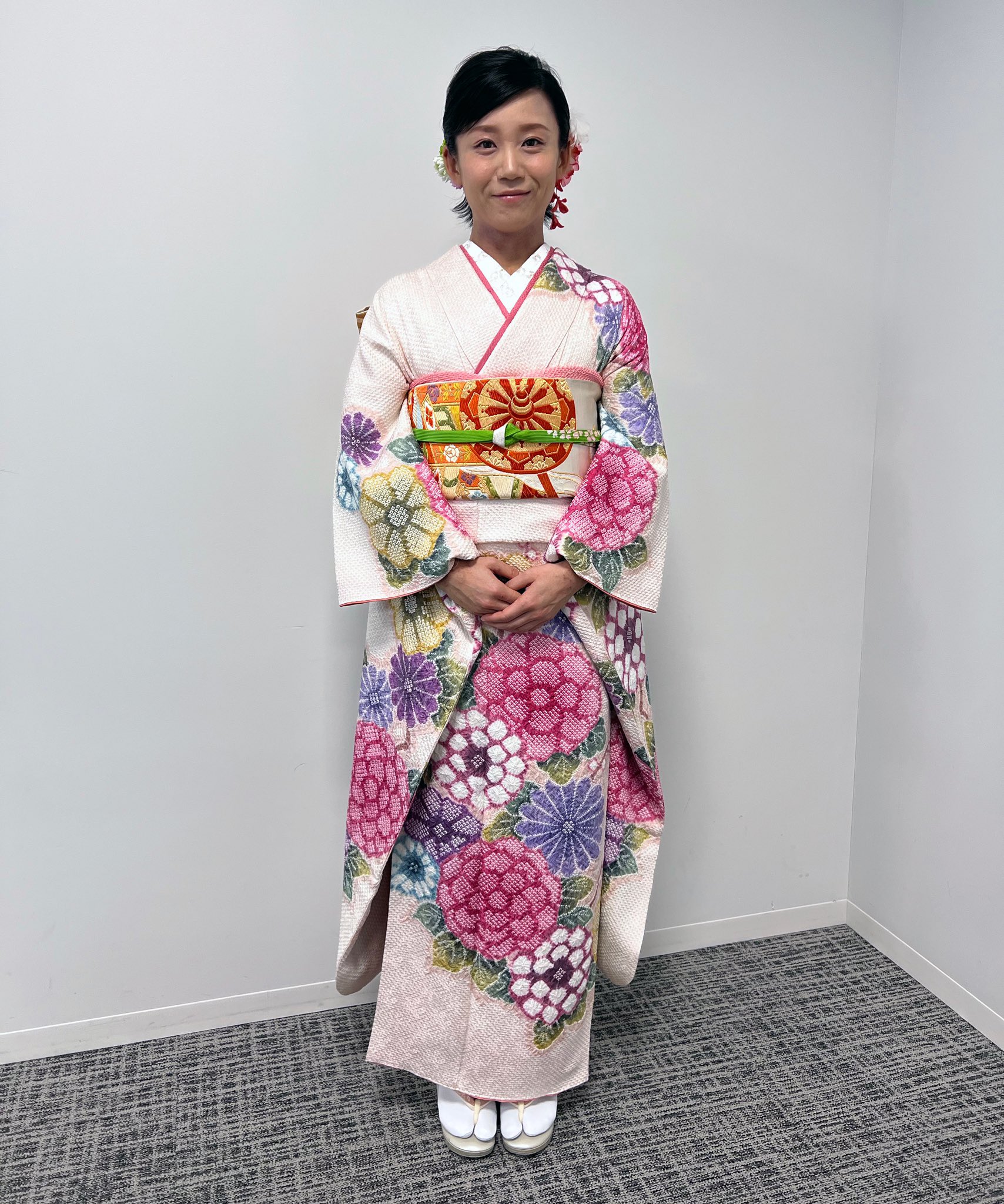 藤娘きぬたや◇ライトグレーの杢目絞りが美しい小紋◇総絞り- 藤娘きぬたや◇ライトグレーの杢目絞りが美しい小紋◇総絞り-