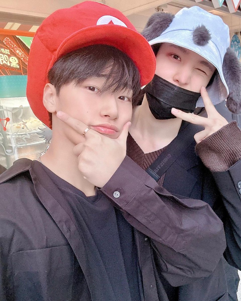 ATEEZSAEN's tweet photo. Another day another happiness. Me and Yunho had so much fun having a beautiful yet exciting day in Mario Bros theme park. Look at us using a cute hat while having fun! https://t.co/2EKAF6Uq0J
