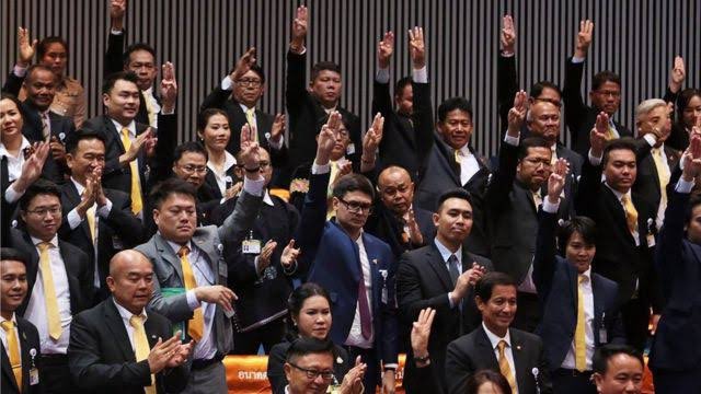 Heartly10678743's tweet image. เห็นหลายคนมองว่าเลือกก้าวไกลเพราะกระแสแต่เราคือหนึ่งในคนที่เลือกก้าวไกลและเพราะธนาธรตลอดสี่ปีที่ผ่านมาเห็นการทำงานของอุดมการณ์ที่สู้เพื่อประชาธิปไตยแกชั้นยังจำวันที่ธนาธรโดนไล่ออกสภาได้เลยยังฝังใจและรอวันที่ชัยชนะเป็นของเขาเลยนะไม่ใช่เพียงกระแสอ่ะ 
#เลือกตั้ง66 
#นายกคนที่30