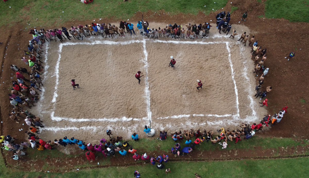 Chapter 5: Brighter Days Ahead✨Read at link in bio🤗
sarahsponcil.com/blog/chapter-5…
•
The joy and laughter on these kid’s faces throughout the day from receiving a new beach court, balls and nets really shows the true power of sports. Sports brings hope. It’s saves lives.
•
🙏🏽
