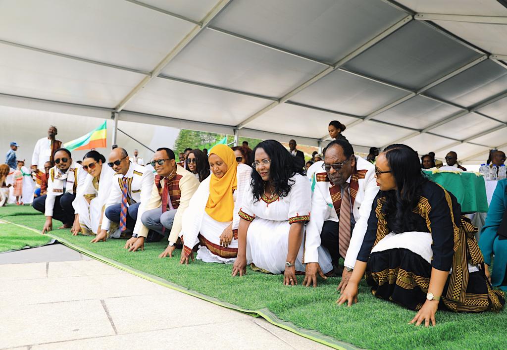 tsegaye2k's tweet photo. Ethiopia possesses a multitude of cultures and traditions.The Fiche chambalala festival was joyously celebrated in Addis Ababa with great pomp."
#Ayiidde Cambalaalla! #2016M.D
#Happy Fiche Chambalala Festival!
#Fichee Jeeji! https://t.co/sDXj63YIvx