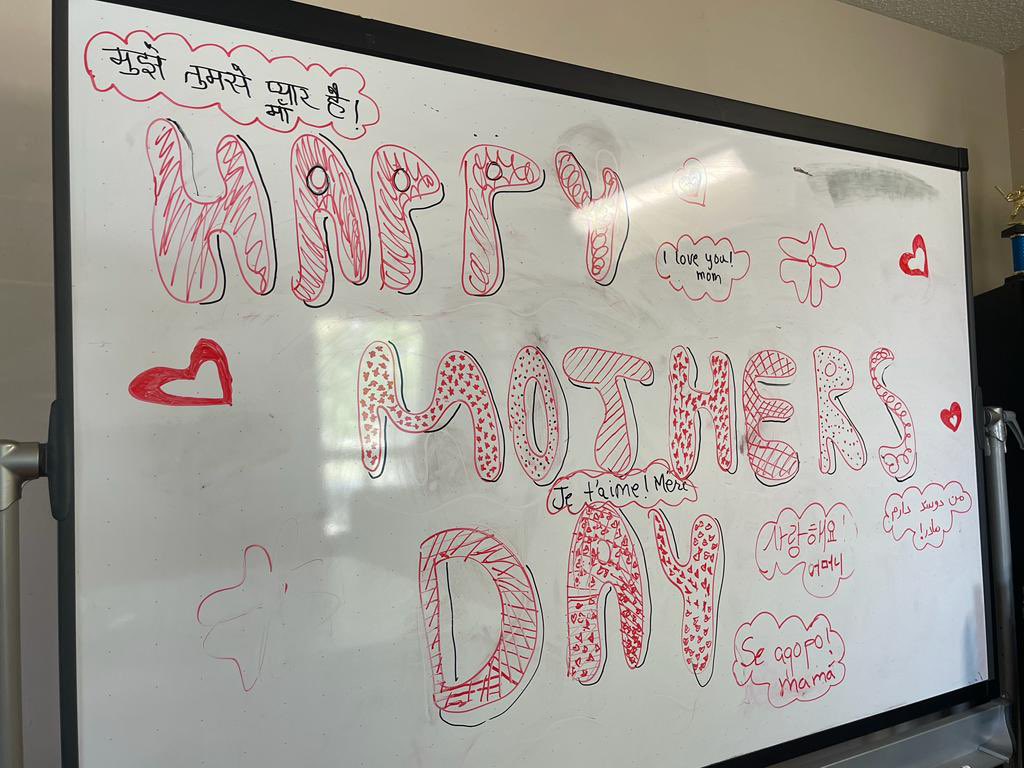 CanadianZalmi's tweet image. Happy Mother&apos;s Day! Our painting class kids celebrated by showing their love for their moms and wishing them a happy day.

#happymothersday
#artclassesforkids
#makingadifference