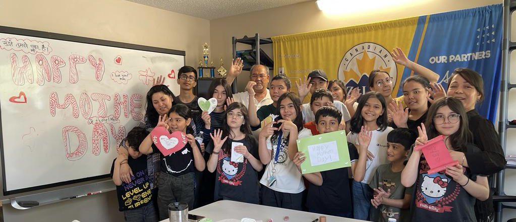CanadianZalmi's tweet image. Happy Mother&apos;s Day! Our painting class kids celebrated by showing their love for their moms and wishing them a happy day.

#happymothersday
#artclassesforkids
#makingadifference