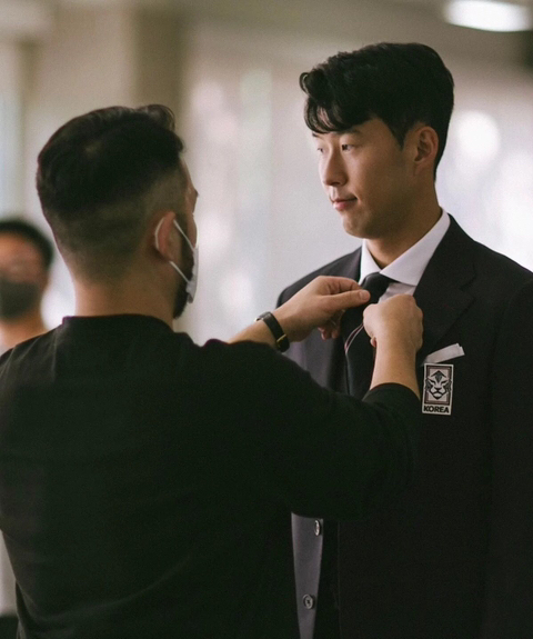 malrang78's tweet photo. 손흥민 일반인보다 굵은 허벅지때문에 단복 두번 맞춘거 아시나요. 재단사들도 처음 만들어보는 바지 형태라고 낯설어 했다고...

* 참고로 14년도 기사입니다! (지금은 더 굵겠죠ㅎㅎ) https://t.co/VZeVmBN9Zm