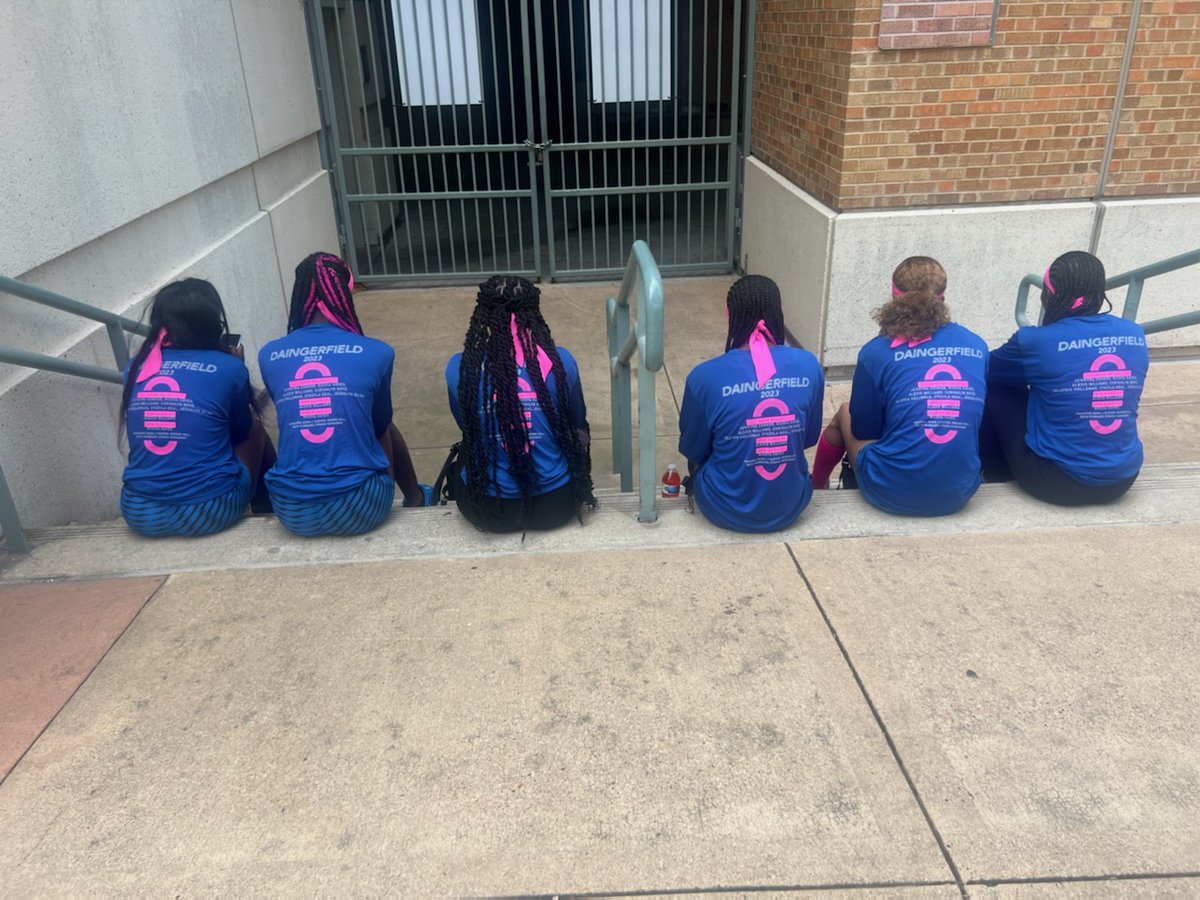 DHSLadyTigers's tweet photo. I am so proud of the Lady Tigers! Finished 6th in the State in the 4x100m Relay! Ran our best time of the year! Ricoya Hayes broke the school record in the 300m hurdles for the 2nd week in a row. Alexis Williams closed out her athletic career in the 100m hurdles. 🐅🐯💪💯 https://t.co/vUYSPtNTy3