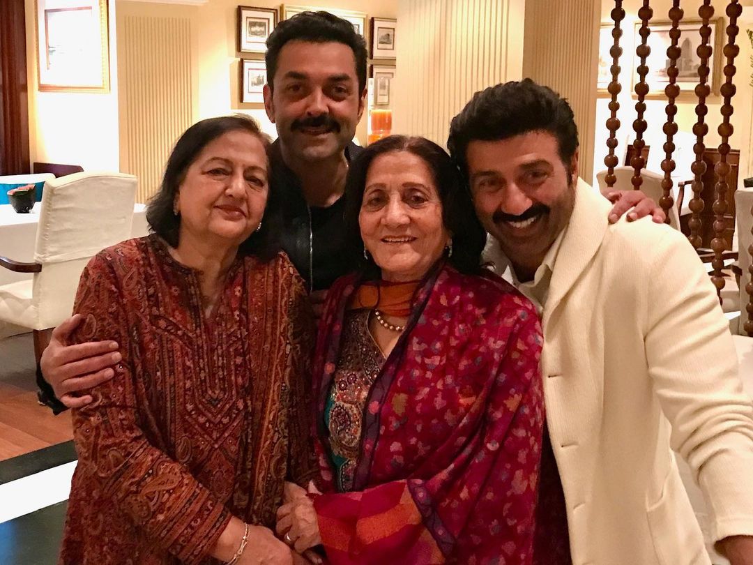 #BobbyDeol and #SunnyDeol with mom ❤️

#Deols #Deolfamily #bollywoodactors