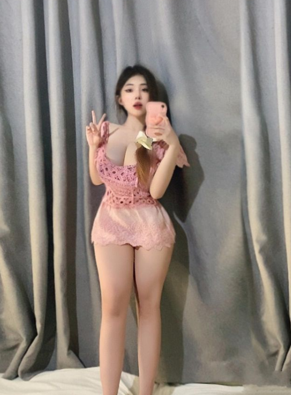 Patrick47677463's tweet photo. 你们想看姐姐的大奶子一边乳交一边射奶吗？点赞给你看视频！ #巨乳 #肥臀 #母狗 https://t.co/SAPyyHoceS