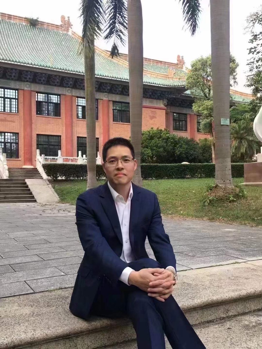 王爱忠早就财务自由了，也有很多机会可以出国定居，只是太爱这个苦难的民族，只是不愿沉默持续的呐喊，终于落入魔鬼的掌中，2021年5月28日，王爱忠被广州警方抓捕抄家，关了近两年迟迟不开庭也迟迟不放人，今天是王爱忠开庭审理的日子，期盼王爱忠早日获得自由。