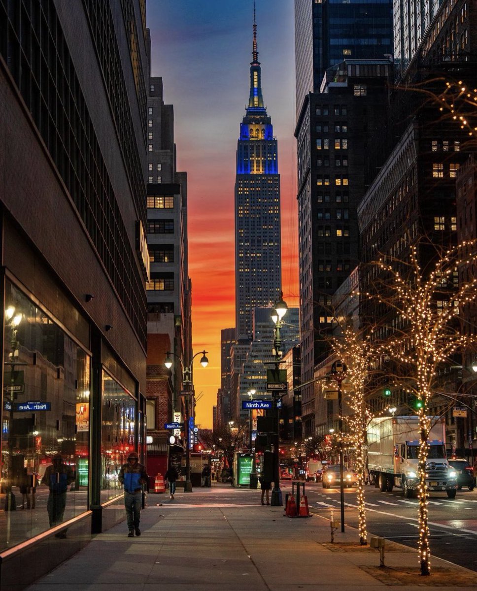 'Reaching for the sky, just like the Empire State. ✨🗽 #IconicBeauty' . . #EmpireState #IconicNYC #SkyscraperBeauty #NYCLandmark #EmpireStateBuilding #NewYorkCity #CitySights #ArchitectureMarvel #UrbanWonders #NYCIcon #LandmarkLove #SkylineView #GothamCity #BigAppleMagic