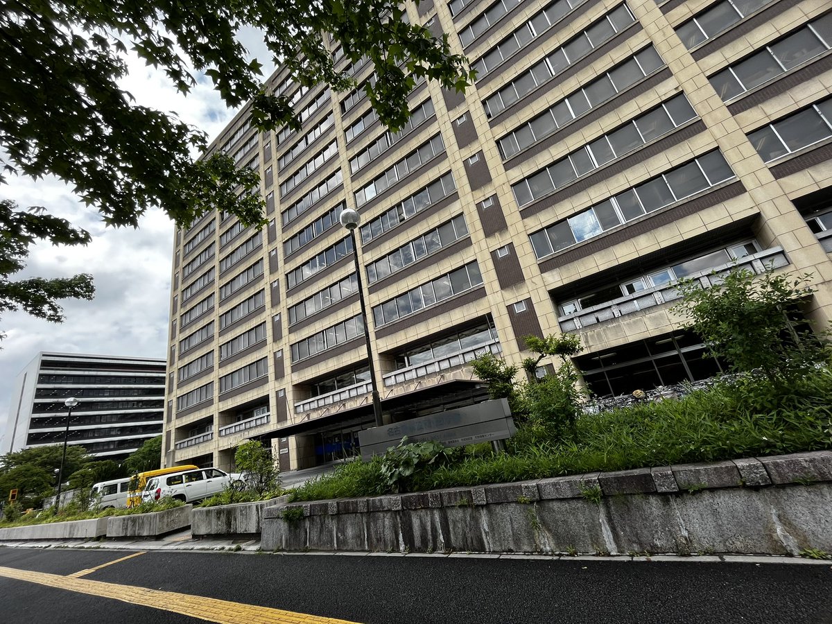 今日はこちら。
建築指導課と何時間と話した西庁舎。

建築指導課に用はありません。
そろそろメールを送ろうかと言うところ。