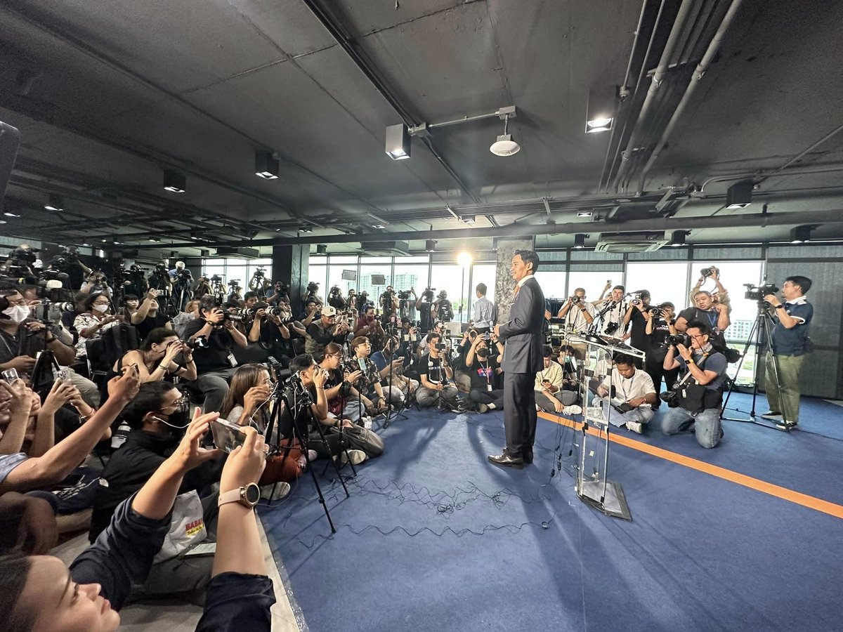 thestandardth's tweet photo. SHORT NEWS: พิธา เตรียมแถลงข่าวสำคัญต่อสื่อมวลชน

วันนี้ (15 พฤษภาคม) พิธา ลิ้มเจริญรัตน์ หัวหน้าพรรคก้าวไกล และแคนดิเดตนายกฯ ของพรรค เตรียมแถลงข่าวต่อสื่อมวลชน  ในเวลา 12.00 น. ต่อประเด็นสำคัญทางการเมือง หลังทราบผลการเลือกตั้งอย่างไม่เป็นทางการ

#TheStandardElection
#เลือกตั้ง2566 #เลือกตั้ง66
#EndGameเกมที่แพ้ไม่ได้