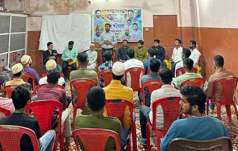 mpyuvachaupal's tweet photo. भारतीय जनता युवा मोर्चा जिला उज्जैन नगर द्वारा आयोजित नव-मतदाता “युवा चौपाल” कार्यक्रम कार्तिक चौक मण्डल के वार्ड क्रमांक 14 में संपन्न हुई  जिसमे उज्जैन नगर युवा मोर्चा ज़िलाध्यक्ष श्री @Harsh_Sanatani जी उपस्थित रहे। https://t.co/wcCxIHvytg