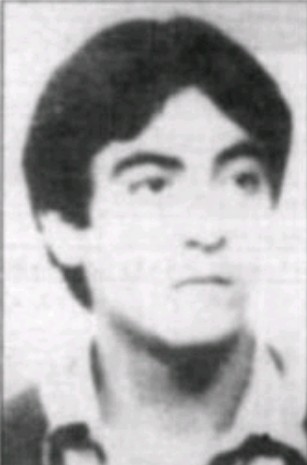 PlataformaMill1's tweet image. El 14 de #Mayo de 1984, #ETA atentaba en #Fuenterrabía contra una lancha de vigilancia portuaria de la @Armada_esp, colocando una #bomba que provocó su hundimiento y la #muerte del CABO JUAN FLORES VILLAR. El cabo #Flores murió ahogado en el interior...
(1)