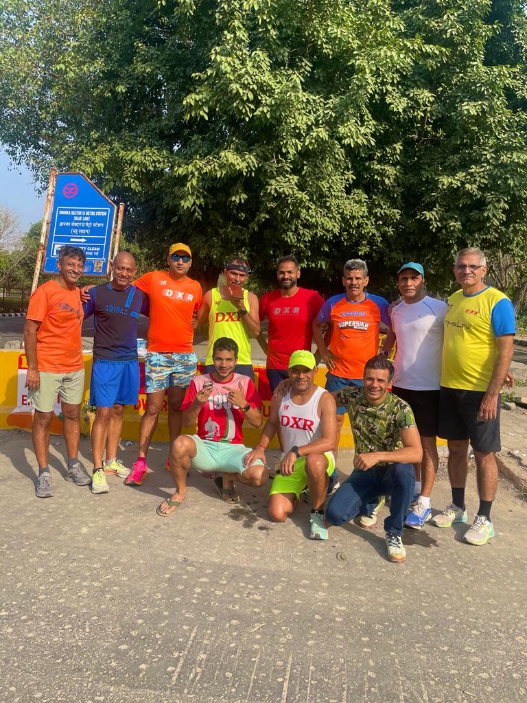 sanjaypanghal's tweet photo. ज्यादा गई, थोड़ी रही, अब ज्यादा रखना होगा सेहत का ख्याल,
52K दौड़ कर check कर लिया system, Fit &amp; Fine है फिलहाल।
My way of celebration on birthday
Special celebration with #DXR buddies @Ajeetyadavsi @kiranoop @SOHANLA44736327 #Godara ji and other #DXRians at our #Adda #DXR point. https://t.co/PdSRDEwsJC