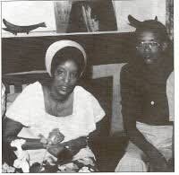 Inkotanyi_Imena's tweet photo. Ifoto igaragaramo H.E Paul Kagame n'Umwamikazi Gicanda Rosalie yafashwe hagati 1977-1978 H.E yari hagati y'imyaka 20-21 aho yari yamusuye mu Rwanda aho yatujwe Butare
ISANO BAFITANYE
Asteria Bisinda nyina wa H.E ni Umukobwa wa Kanamugire ka Bugingo bwa Mbabariye wa Mushikazi https://t.co/Ky1j2QQkPO