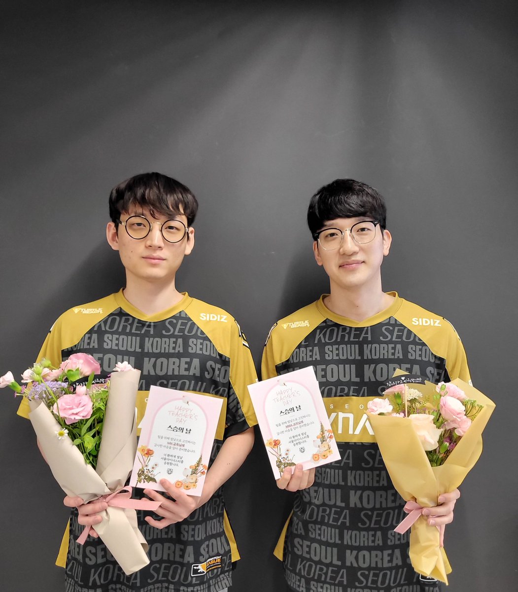 오늘은 스승의 날입니다.

팀을 위해 밤낮으로 고민하시는 코칭스태프를 위해
감사한 마음을 담아 꽃다발과 엽서를 준비했습니다.

더 환하게 빛날 서울 다이너스티를 응원합니다.

#TigerNation #SeoulDynasty