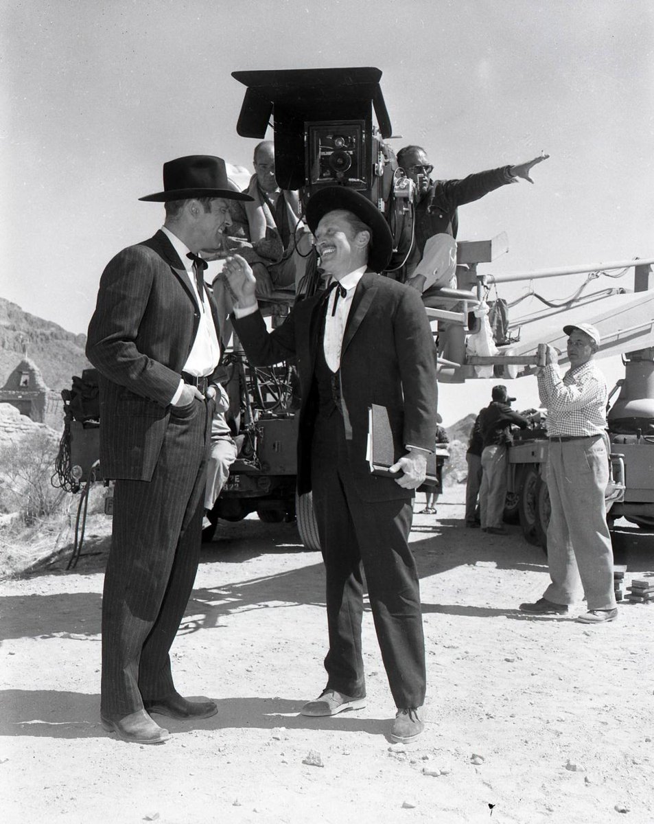 Burt Lancaster y Kirk Douglas durante el rodaje de Gunfight at O.K. Corral (1957). John Sturges tras la cámara.