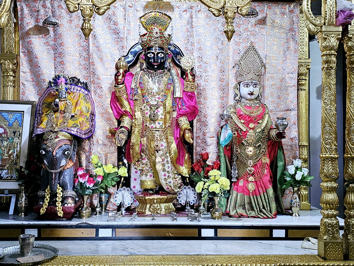 vadwaladudhrej's tweet photo. #એકાદશીના ભગવાન શ્રી વડવાળા ના દિવ્ય દર્શન 
#જયજય_વડવાળા_જયજય_શ્રીકિષ્ના 
@vadwaladudhrej https://t.co/6yG8tKQ6pZ
