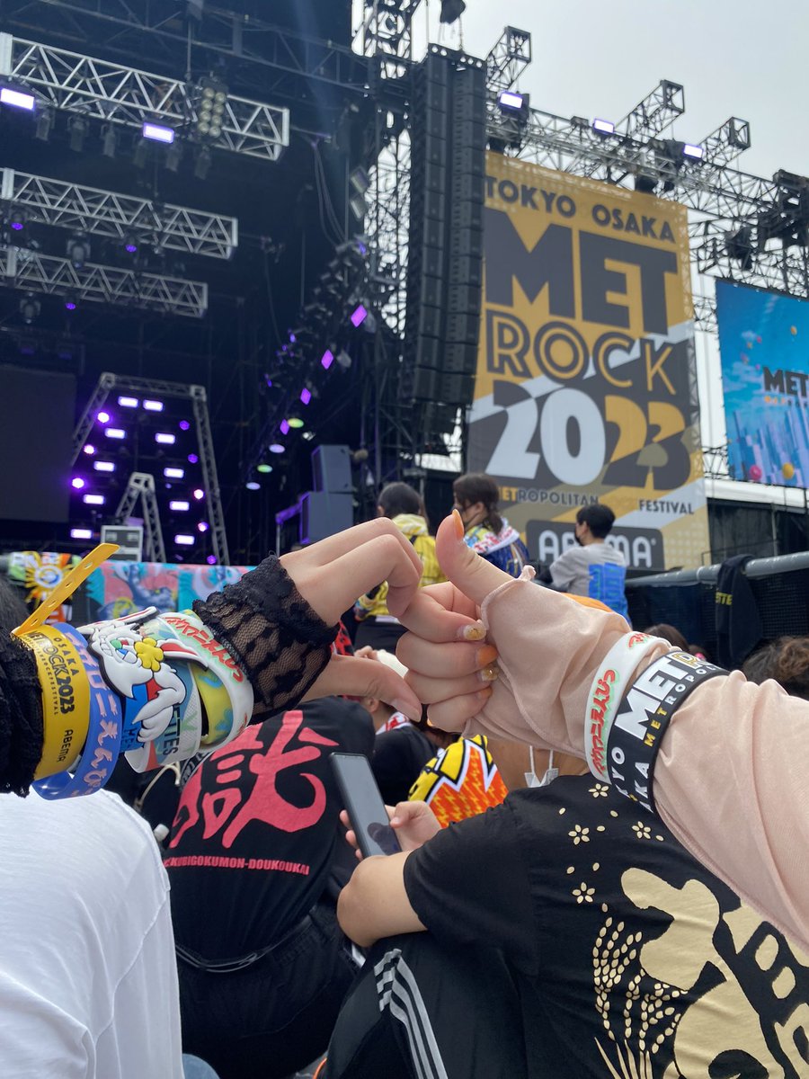 F___ami's tweet photo. １日目　
打首　　　4列目
シシャモ　3列目
キュウソ　2列目
マカえん　2列目
KEYTALK   2列目
オーラル　2列目
ミセス　　　最前

２日目　
やばT    15列目〜4列目
クリピ　4列目
ジェネ　4列目
フォーリミ　2列目
オレンジレンジ　2列目
ヤンスキ　後ろの方
10-FEET  遠く〜15列目
#メトロック https://t.co/MHMjAc5k3u