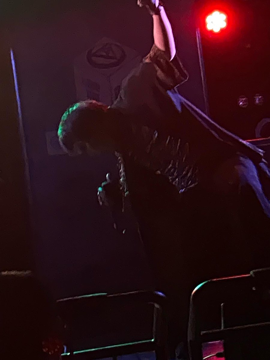 SINICHIfakeStar's tweet photo. 裏（陰）も表（陽）もある人生だけど、拳をあげて心を燃やせ！自分を信じてその目の前の扉を開けろ!!夢を掴むのはその1歩から!!
どんな時でも、心折れそうな時でも1歩踏み出す勇気を伝えられるバンドになりたい。
それが陰-IN YAN-陽です。 https://t.co/OXJGywTs0y