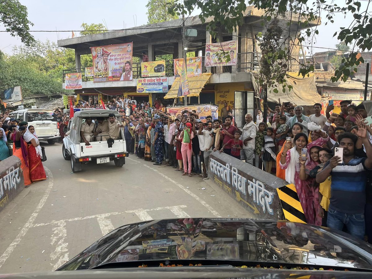 bageshwardham's tweet photo. ये भीड़ नहीं बागेश्वर के दीवानों का जलवा है…पटना शहर से क़रीब पच्चीस किलोमीटर दूर होने के बाबजूद पूरा रास्ता जाम पूरा सिस्टम ठप्प…प्रशासन के अथक प्रयास से पूज्य सरकार पंडाल पहुँच पाए लेकिन वहाँ की भीड़ देखकर उन्होंने कथा जल्दी समाप्त करने का निर्णय लिया… https://t.co/88hVIHwAo0