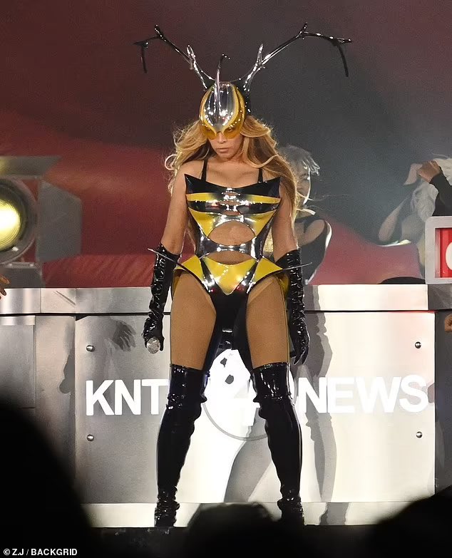 Currently my favorite #RWT2023 look😍 🐝🐝🐝 KNTY ALL DAY! #AmericaHasAProblem #BZZZBITCH