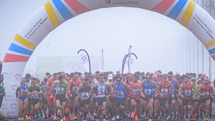 ClubMaratonBdz's tweet photo. En la #MaratonBadajoz, no somos sólo corredores, somos el latido que impulsa cada kilómetro. nuestra voz debe resonar en las salas de decisiones. Merecemos un papel decisivo en la organización. Juntos, llevaremos la maratón a nuevas alturas. 🏃‍♀️🔊🏁 https://t.co/MiNnyFSw0u https://t.co/Xys3YUzNRw
