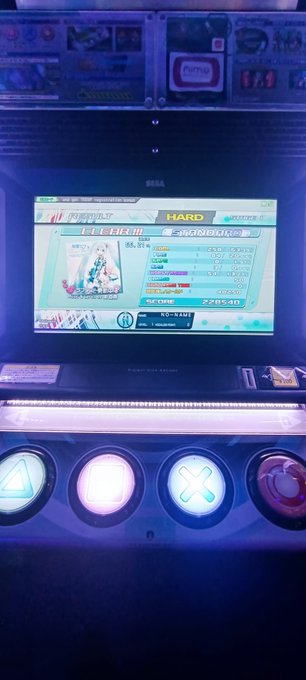 Hoy se cumplio un deseo mas de mi pubertad jajaja, jugue alfin despues de mucho al hatsune miku project