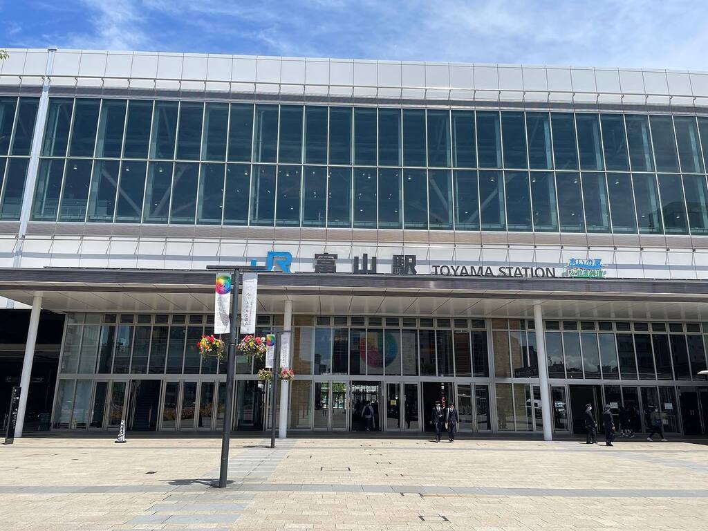 saru7853's tweet photo. 富山出張

富山駅前が近未来的でグンマー民焦るの巻

後、小矢部に来ましたが、えれぇ高いタワーが‥田舎あるあるの税金無駄遣いですか？ https://t.co/SKBsq8CHbP https://t.co/fP4W9xKtie
