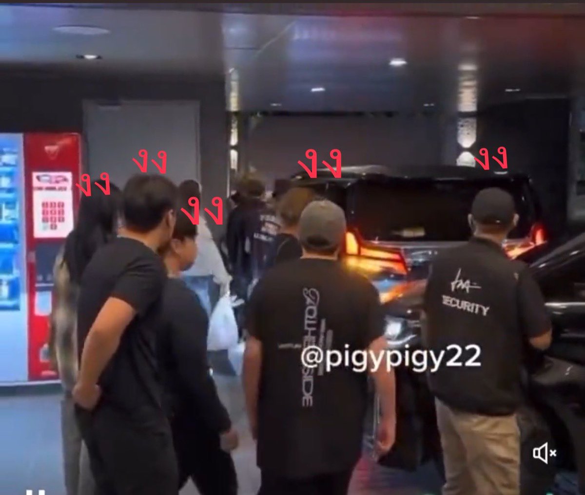 fonmk777's tweet photo. ลืมหมดสิ้น ...... 
ทีมที่ต่อสู้ฝ่าฟันกันมากับคอน5รอบ    
ทีมที่จูงมือหลบหมา ตอนไปเซเว่น 

แค่มีเธอ พี่ก็พร้อมลืมหมดสิ้นจริงๆ 😂🤣🤪
#MTBB #MTBBLucky_XIV https://t.co/dU9Mnoub82