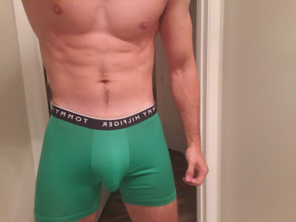 fitguynextdoor9's tweet photo. Late night. https://t.co/HYtDNclEwb