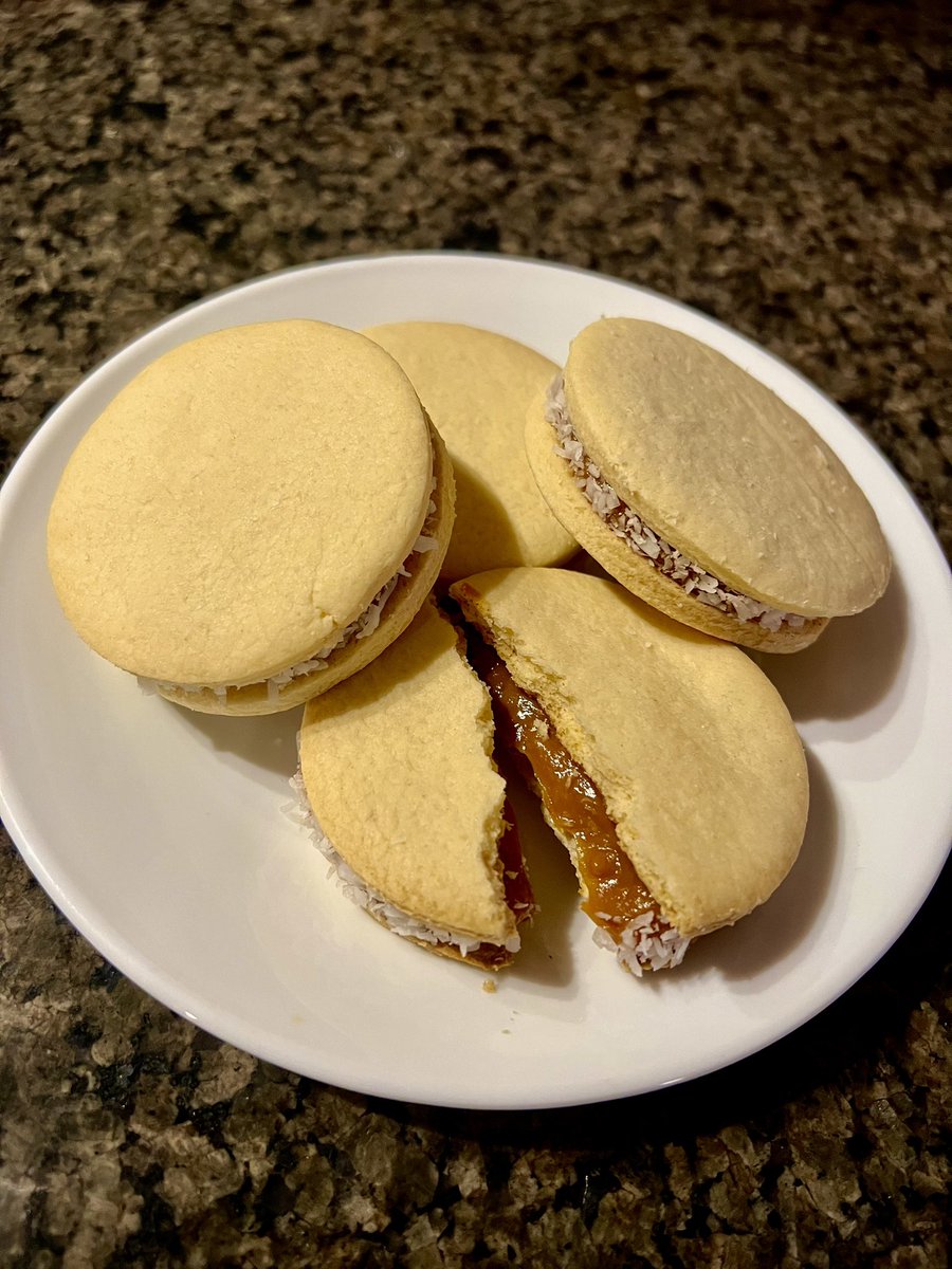 themaninrage's tweet image. Traditional alfahores. Shortbread butter cookies with home made dulce de leche and shredded coconut. This is as latino as it could get. 

#weekendbaking
#baketherapy
#homebaking