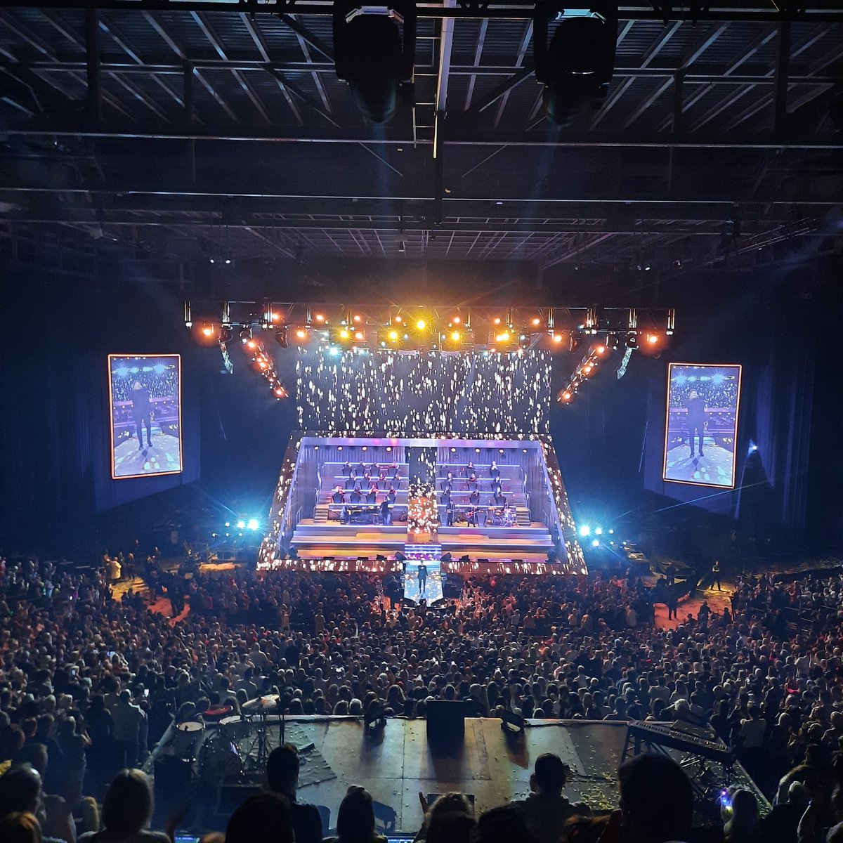 JimmyFitz007's tweet photo. Fantastic night. @MichaelBuble great show, great mix of old and new, awesome tribute to Elvis. https://t.co/pUwFsII2Ve