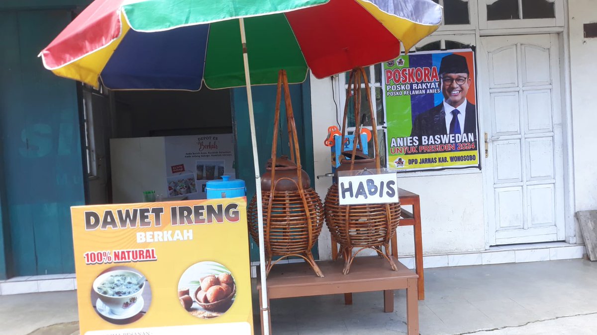 Puji syukur. Dagangan laris, gara2 pasang spanduk foto senyuman mas Anies yang manis, baru jam 11 siang hari ini dagangan dawet laris manis..