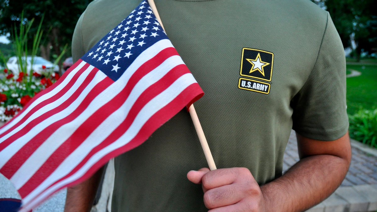 今天说一个读者告诉我的故事。之前一直忍住没有讲，因为我的观点可能会让某些华人群体难以接受。我之前说过一个读者G先生通过美国军队MAVNI计划（就是常说的“参军换公民”计划）的故事，这位读者S先生也是这个计划的参与者。但不幸的是，他参加的时间很不凑巧，是在2016年。这一年，这个计划爆出了一个