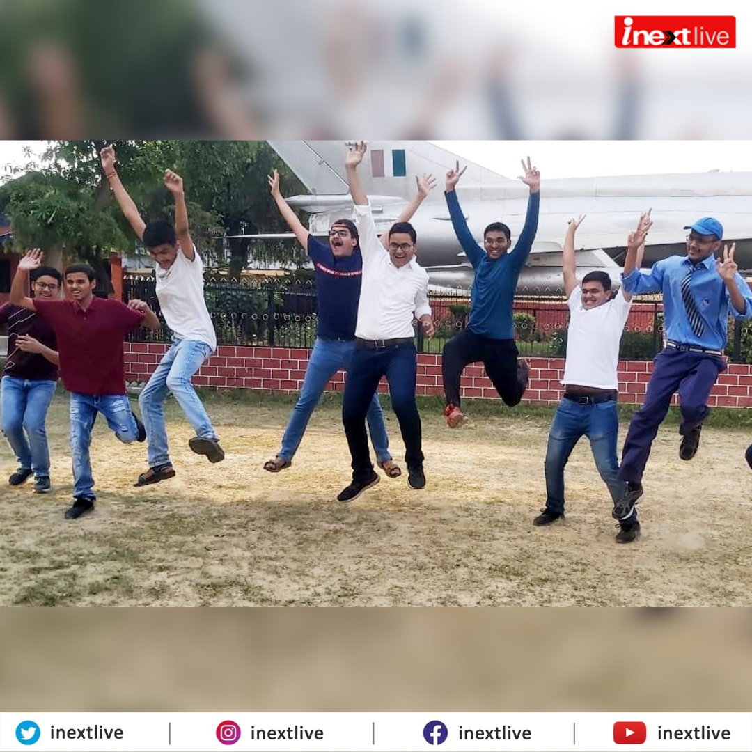 inextlive's tweet image. #Prayagraj के एक स्कूल में ISC (कक्षा 12वीं) के परीक्षा परिणाम घोषित करने के बाद अपनी सफलता का जश्न मनाते छात्र

#prayagrajnews #ICSEResult2023 #iscresult2023 #BoardExamResults #icseresults2023 

📸 by : @NitinSharma2021