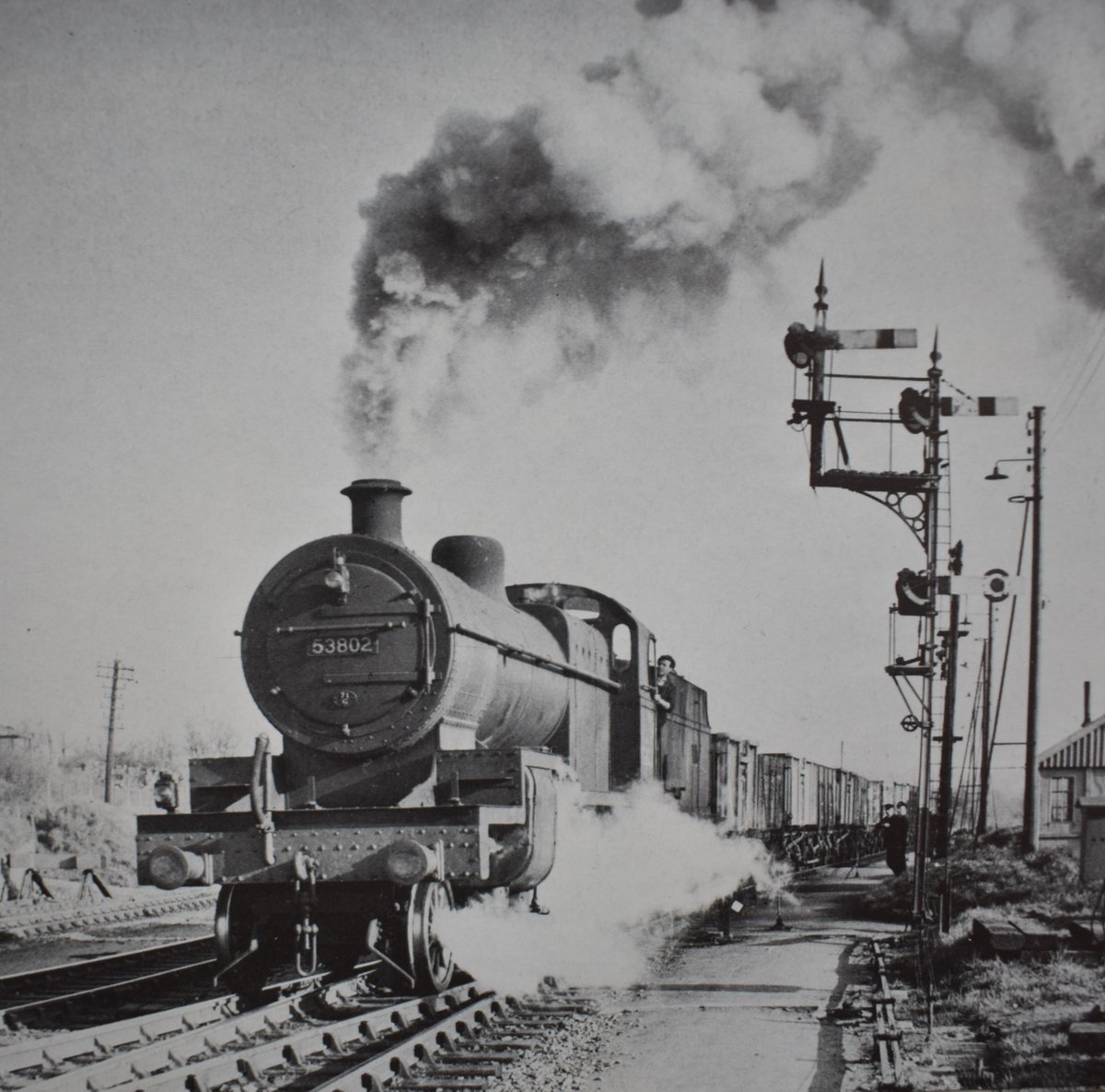 7F 53802 departing from Evercreech Junction Up yard with the 6.40pm (SO) goods to #Bath 
Date: 16th April 1955
📷 Photo by Ivo Peters.
#steamlocomotive #1950s #goodstrain #BritishRailways #SOMERSET #DORSET