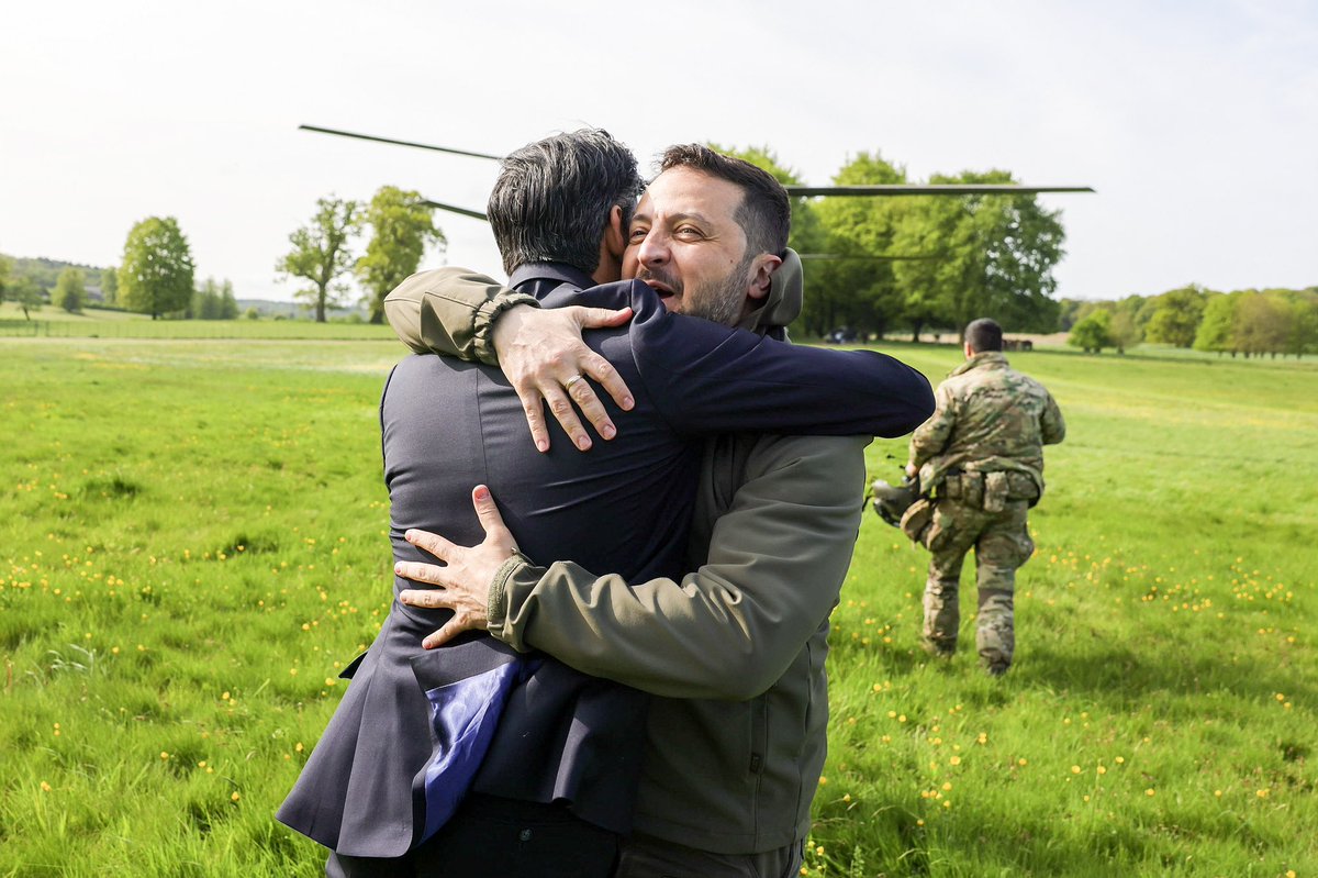 RishiSunak's tweet photo. Welcome back, @ZelenskyyUa 🇬🇧🇺🇦 https://t.co/ph57ZoUHpC
