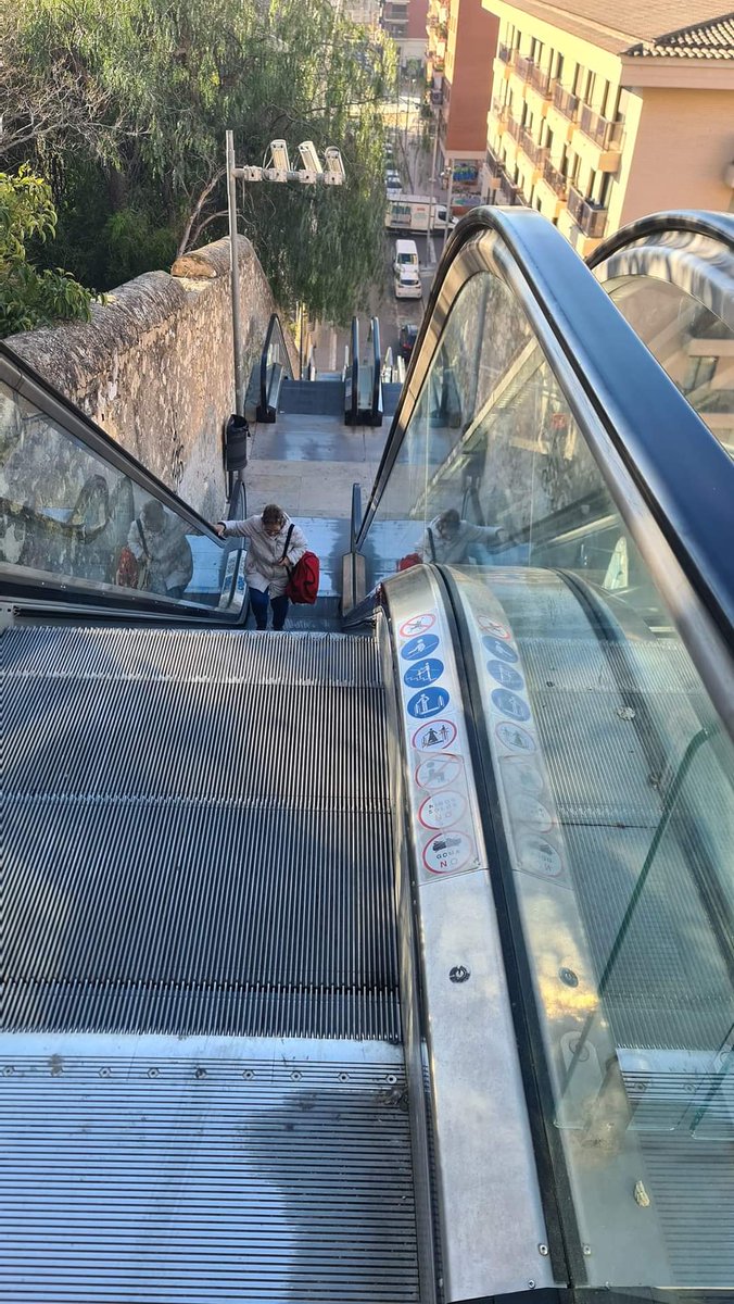 👎Nuevamente hoy 🙋‍♂️no funciona el tramo de subida de las escaleras mecánicas de la calle Vapor están averiados otra vez. 👉Un gran problema para los usuarios.🛑 No vamos bien. No todo es carril bici y Patines eléctricos. Los vecinos y vecinas necesitan poder usar estos servicios.