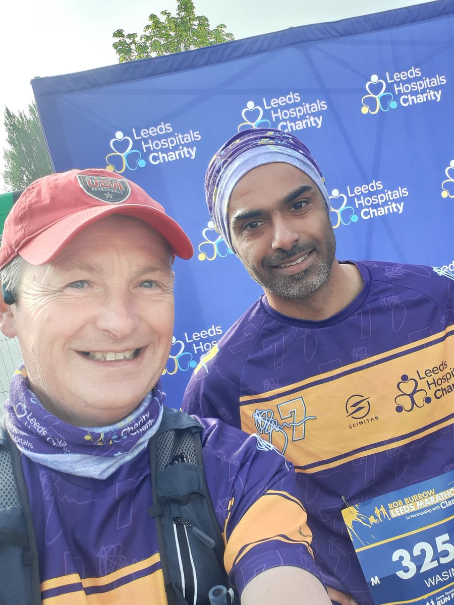 It was so great to meet some of Wasim's work colleagues before the start of the #RobBurrowLeedsMarathon yesterday, the work that the @LDShospcharity does is phenomenal - delighted to have raised some money towards the cause #LeedsMarathon  @WasimHu07846812 #RunforRob @Rob7Burrow