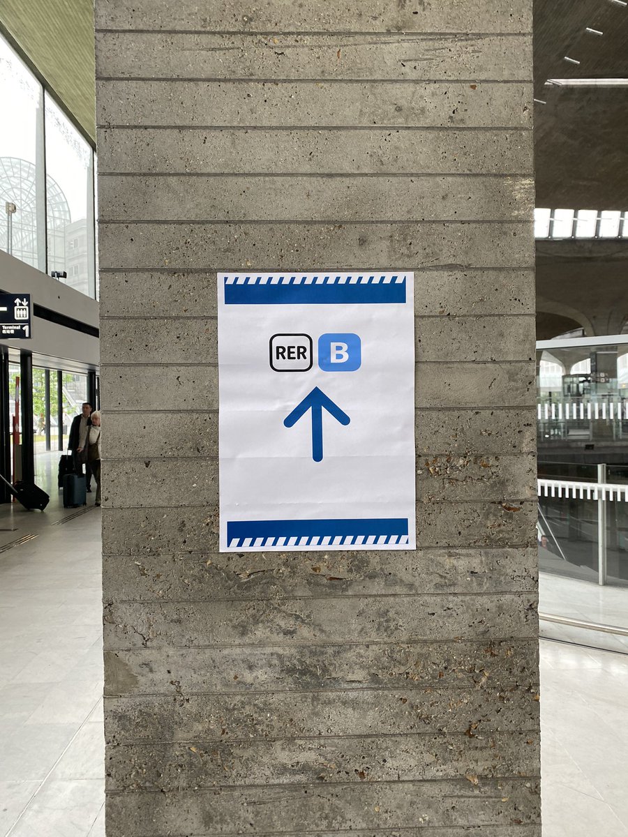 CDGFACILE's tweet image. Toujours pas d’optimisation de visibilité pour la signalétique en place suite à la fermeture d’un accès en gare CDG 1. Dommage de ne pas remplacer ces simples feuilles A4 trop discrètes !