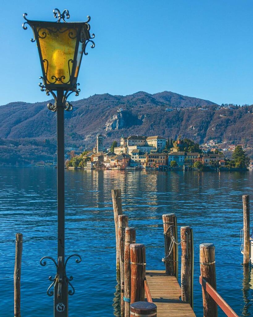 📍Lago d’Orta Per la rubrica #ScapesOfPiemonte, un angolo di bellezza senza tempo, tra colline verdi e acque azzurre. Non a caso uno dei borghi più belli d’Italia. 📸foto di @miniqb 🔍selezionata da @mariarosacavallo #️⃣Usa #igerspiemonte, #ScapesOfPiemonte e tagga @igers…