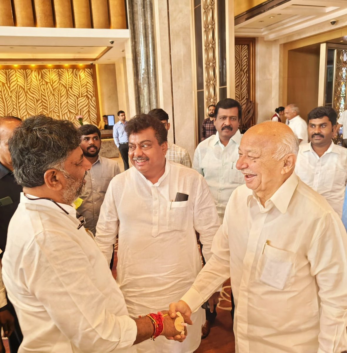 #Bengaluru: KPCC chief #DKShivakumar meets party general secretary #SushilKumarShinde and other leaders.

(ANI)