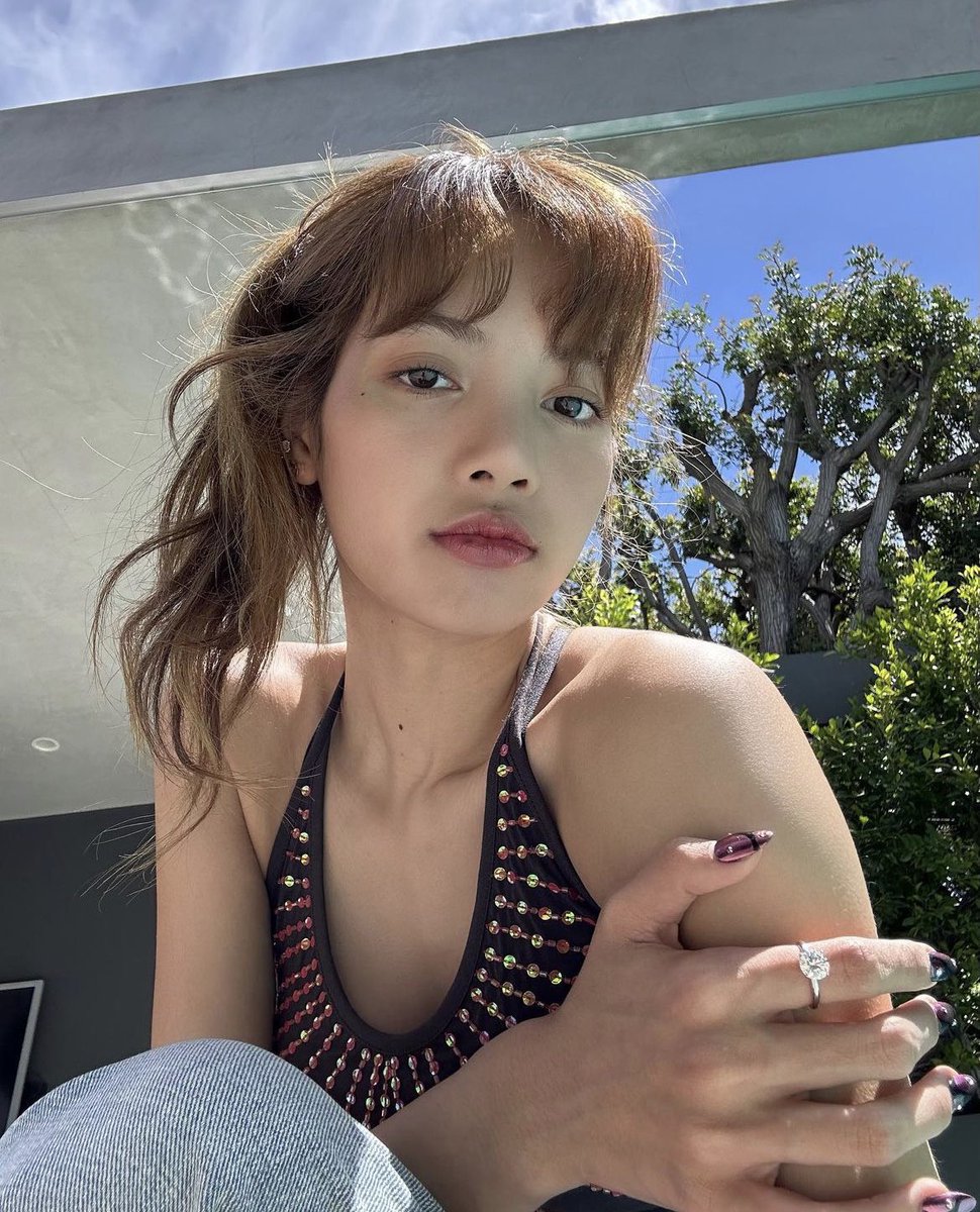 lalisaint's tweet photo. Enjoy my morning and let the sun kiss my skin even more. Just thinking about this little morning routine, makes me so happy and ready to start my day✨ https://t.co/O0oSK4JmEt
