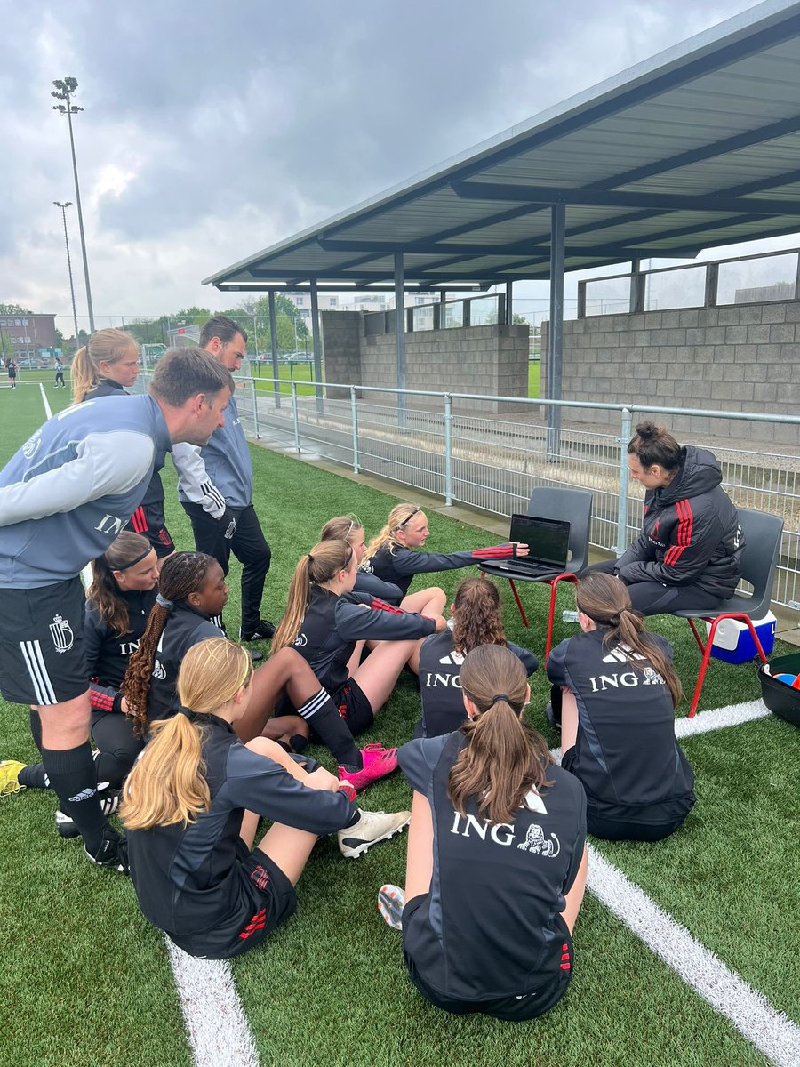 Rik_VdB's tweet photo. Speelsters slimmer maken, toon een geslaagd wedstrijdbeeld van wat het trainingsthema is. Laat de speelsters zélf aan het woord en duiden wat ze daar goed deden. Daarna aan de slag! ⚽️🍀🔥#daarisem
@Voetbal_VL https://t.co/2jTYvGIS5l