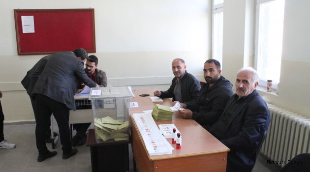 mersinmedya's tweet photo. TÜRKİYE SANDIK BAŞINDA... OY KULLANMA İŞLEMİ BAŞLADI https://t.co/E9FI0SLr5h https://t.co/F3ZjOP0f7F