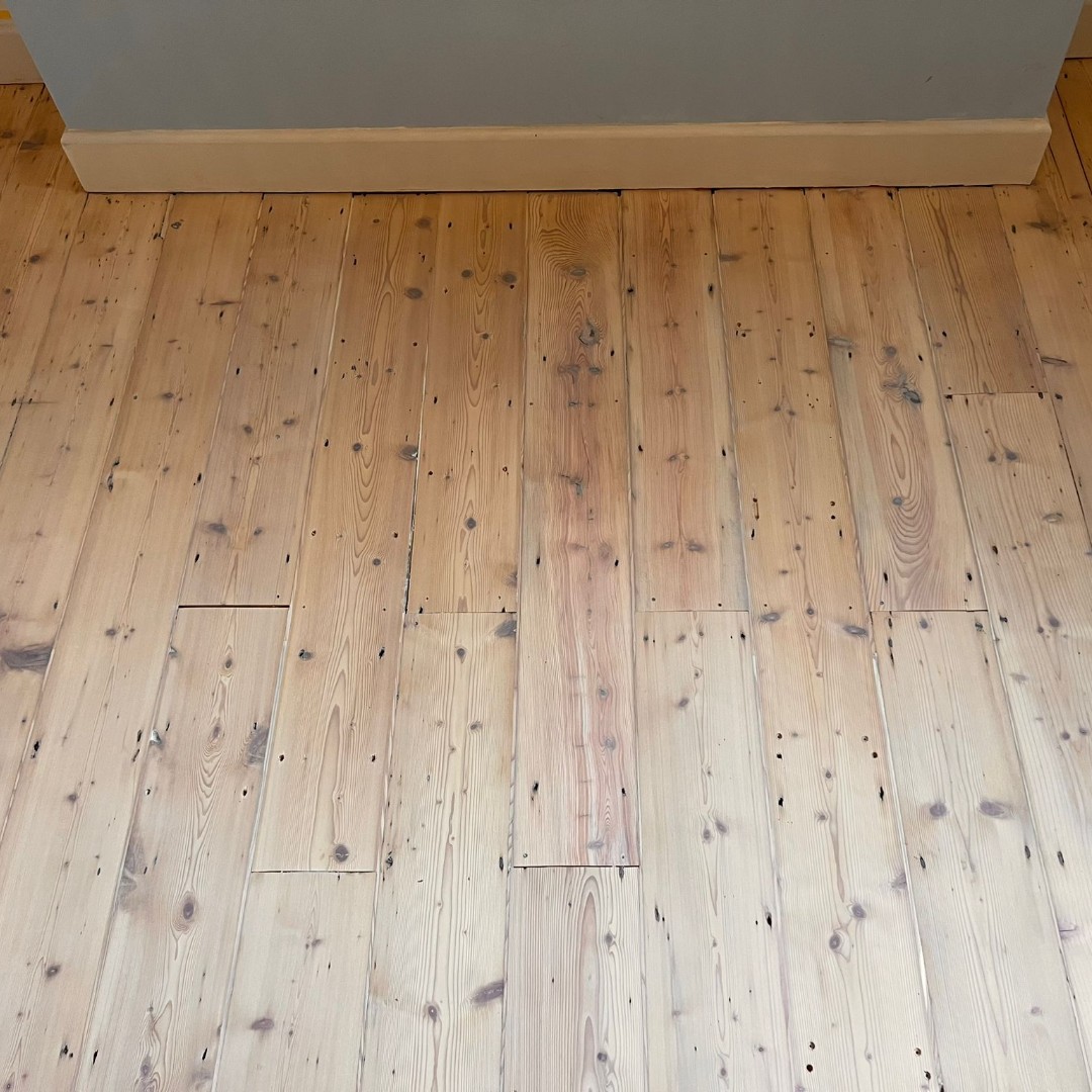 SilverLiningFC's tweet image. We transformed an old pine room, removing the hearth, fixing boards, and filling gaps with wooden slivers. The client wanted a white look, so we used #Morrells Scandi White and #Pall-X Pure for a stunning finish. Need your pine floor restored with an off-white finish? Contact us!